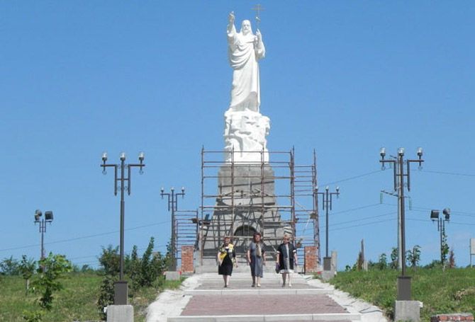 Статуя иисуса в ессентуках. Статуя Иисуса Христа в Ессентуках. Монумент Иисуса Христа в Ессентуках. Памятник Христу в Ессентуках. Статуя Христа в Пятигорске.